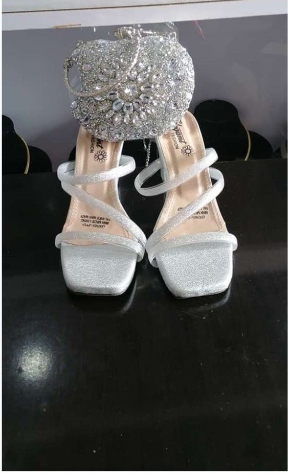 Ladies Mid Heel Sandals And A Marching Purse Set- Silver