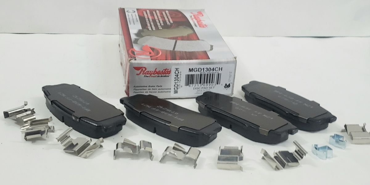 RAYBESTOS MGD 1304 CH R-LINE CERAMIC REAR BRAKE PAD SET