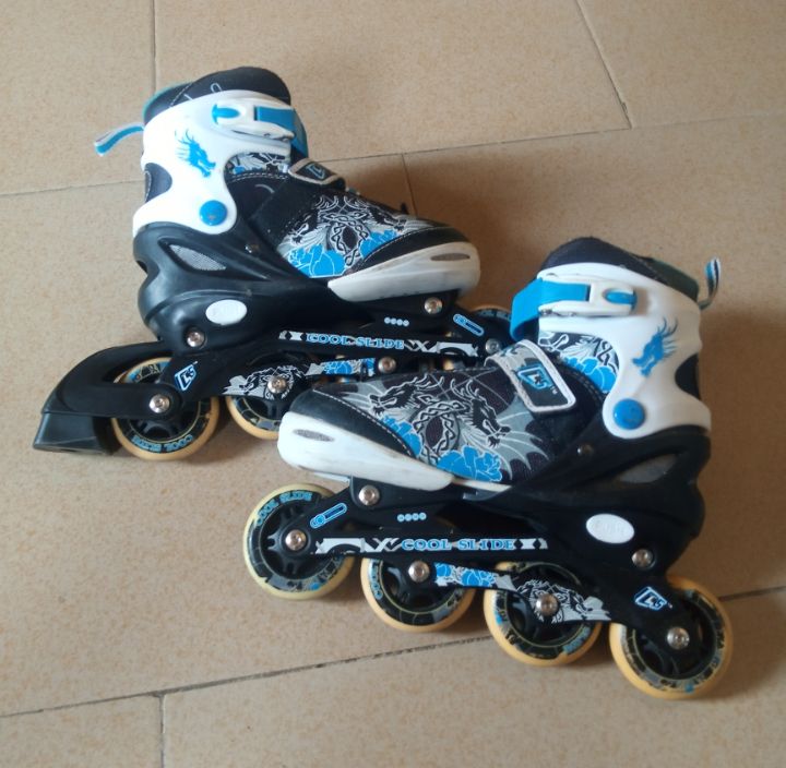 Cool Slide Roller Adjustable Size 35 - 38 Inline Skate Shoe With Light On Tyre