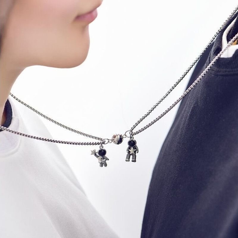 2Pcs/Set Magnetic Astronauts Couple Pendants Necklace For Best Friends Lovers Valentines