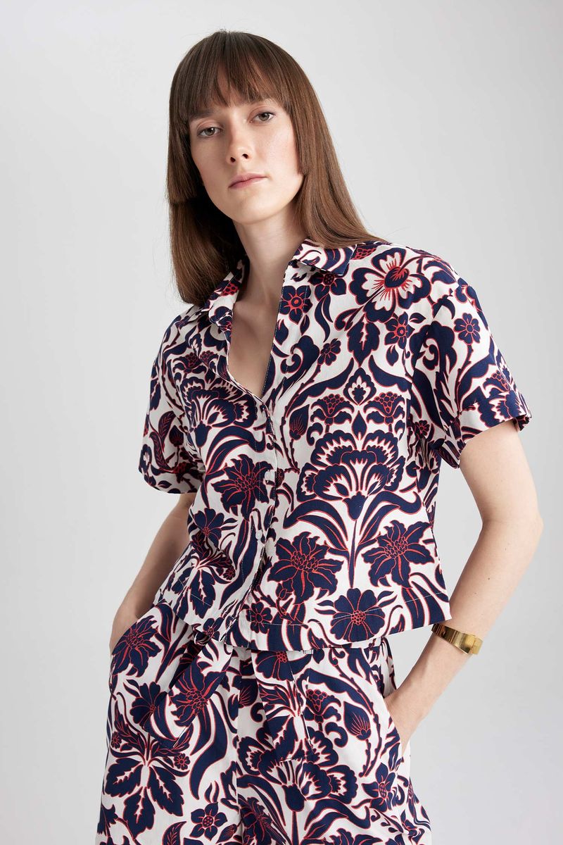 Woman Casual Cropped Fit Shirt Neck Woven Short Sleeve Shirt - Navy