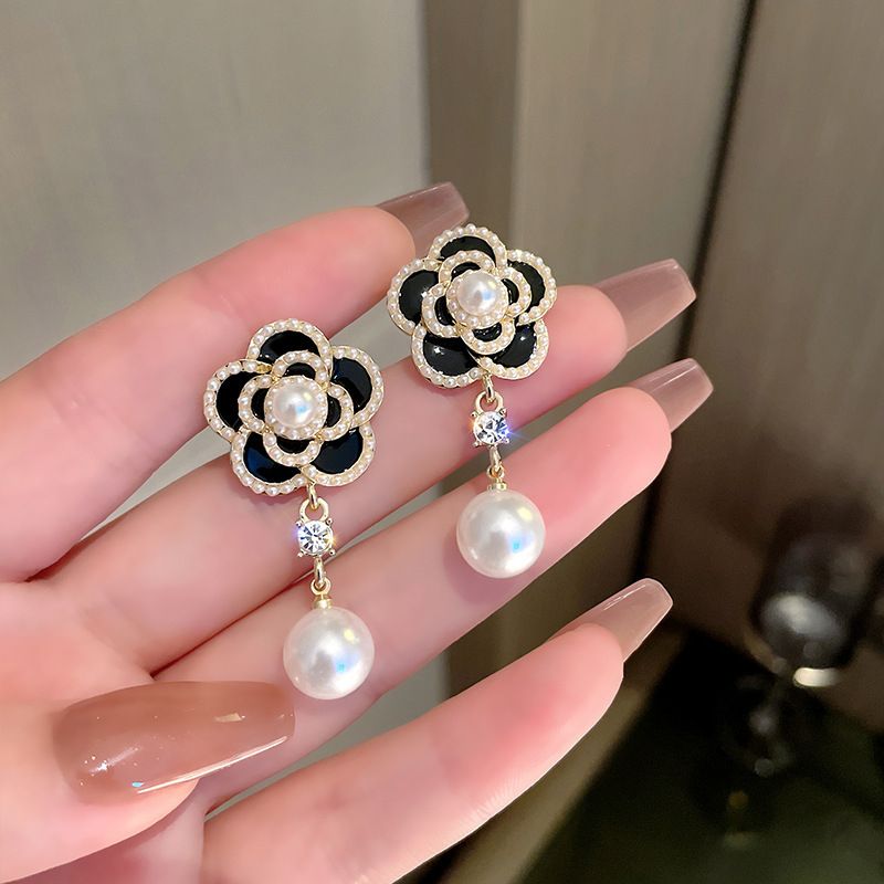 Luxury Camellia Pearl Stud Earrings Charm Elegant Eesign Black  Flower