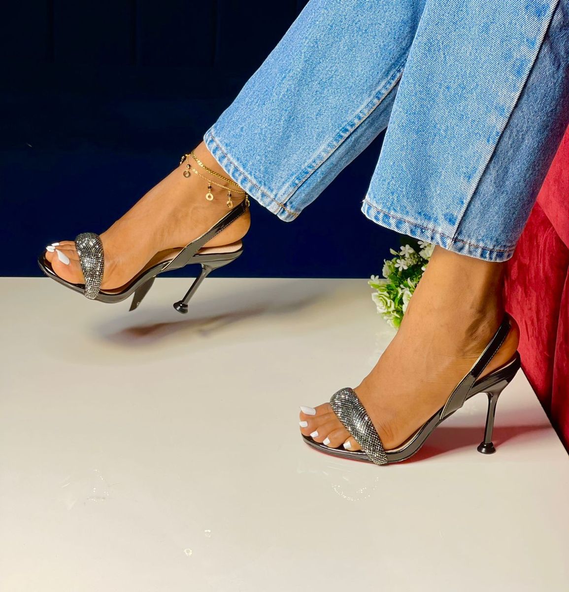 Gorgeous Fitted Sandals-Black