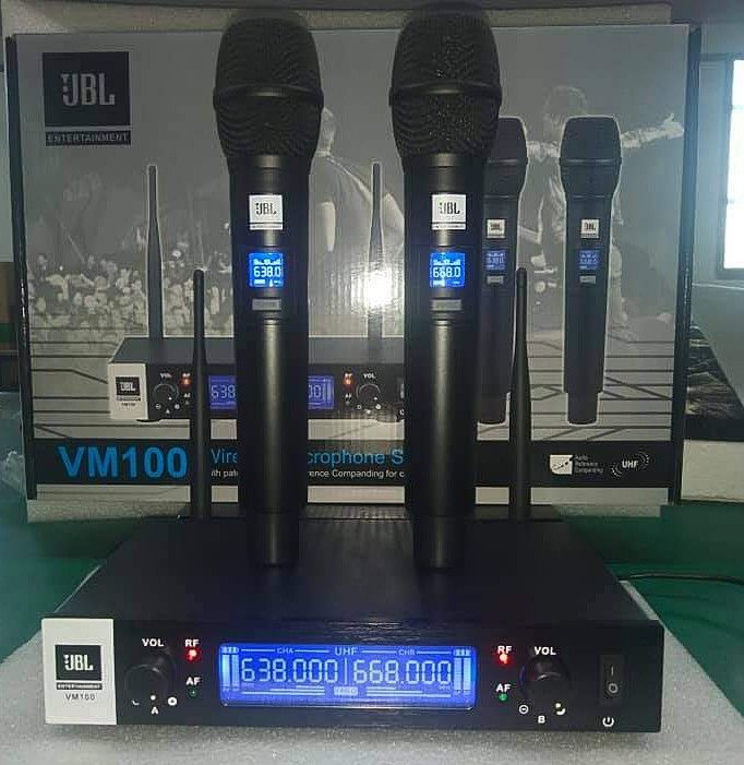 Professional Long Distance Wireless Microphone System With Dual UHF Handheld Microphone