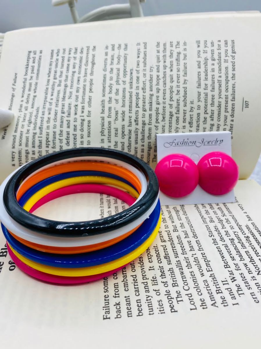 PLASTIC LUXURY TRENDY BANGLES 5pcs + EARRING FOR LADIES