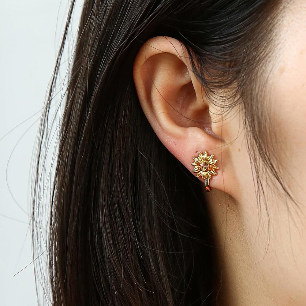 Fashion Women's Micro-encrusted Zircon Niche Design Small Daisy Ear Clip