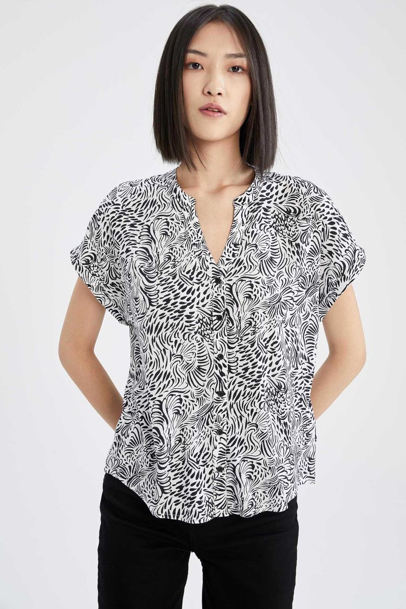 Woman Casual Regular Fit C Neck Woven Short Sleeve Shirt - White