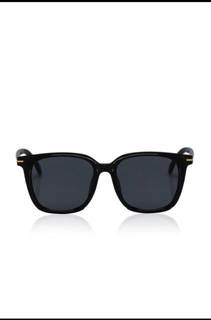 Black Squared Frame With Round Lens Sunglasses
