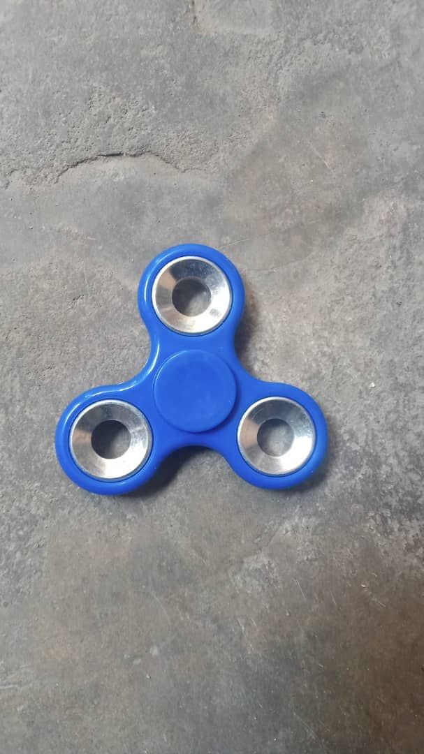 - HAND SPINNER FIDGET TOY CERAMIC CENTER BEARING FOR LONGER
