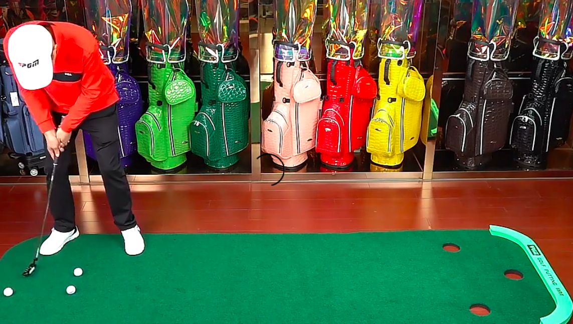 Indoor Golf Putter Practice Equipment - Matt + Club + Balls