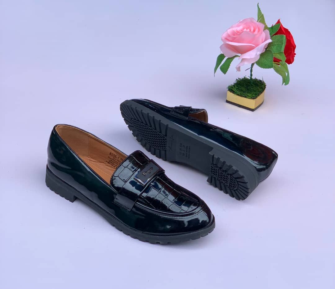 Unique Classic Ladies Slip-on Flat Shoes - Black