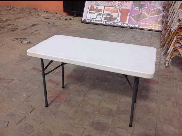 4FT RECTANGULAR FOLDING TABLE