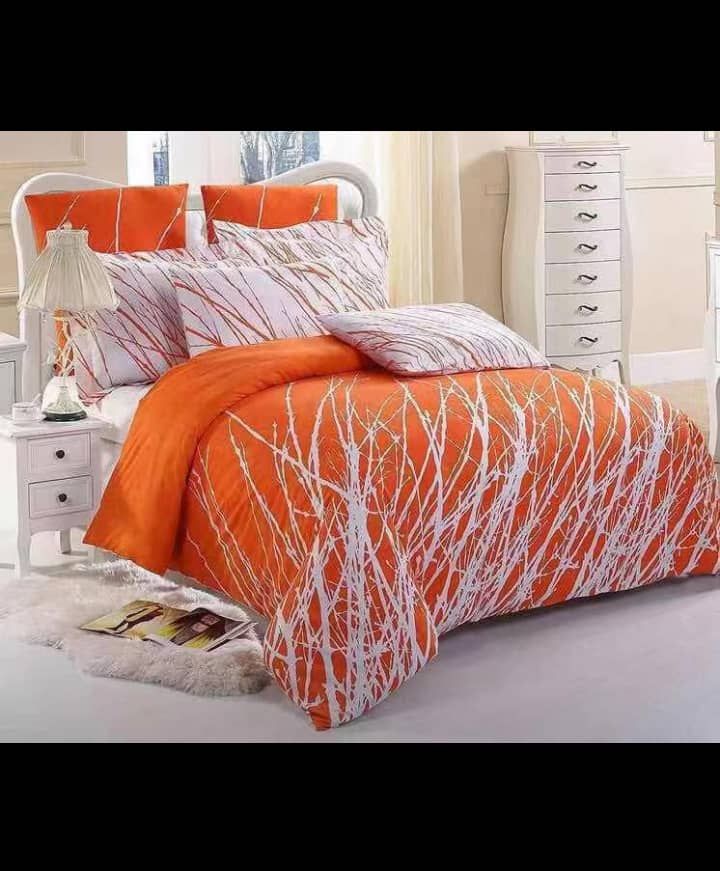 Bedsheets And 4 Pillow Cases. Orange And White Bed Size 6/6 With 4 Pillow Cases