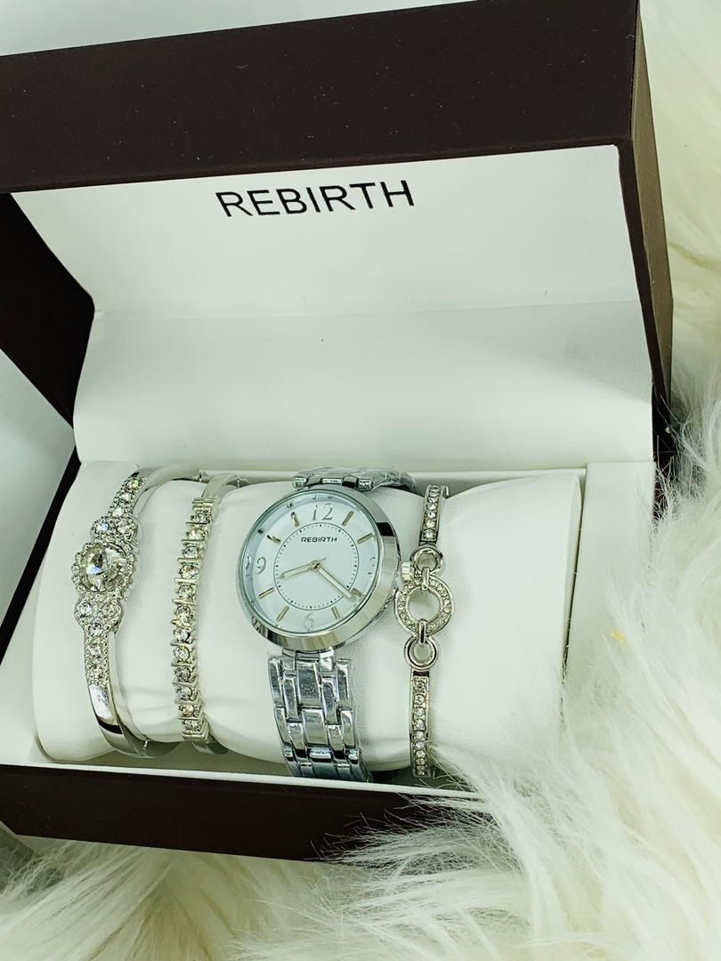 Classy Stainless  Steel Quartz Silver Women Watches + Bracelet Sets