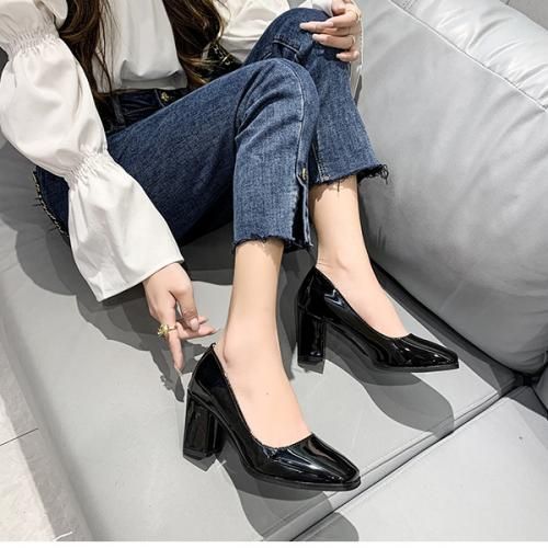 Block Heel Patent Leather Round Mouth Cover Shoe - Black