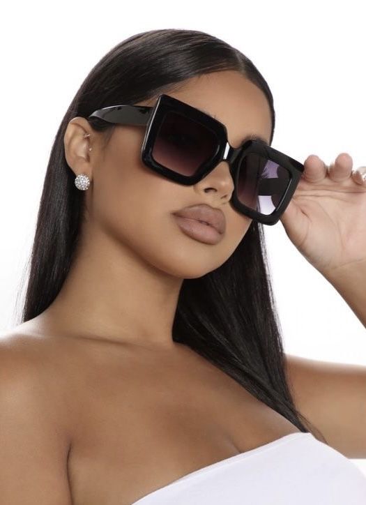 Chic Oversized Sunglasses  -  Black