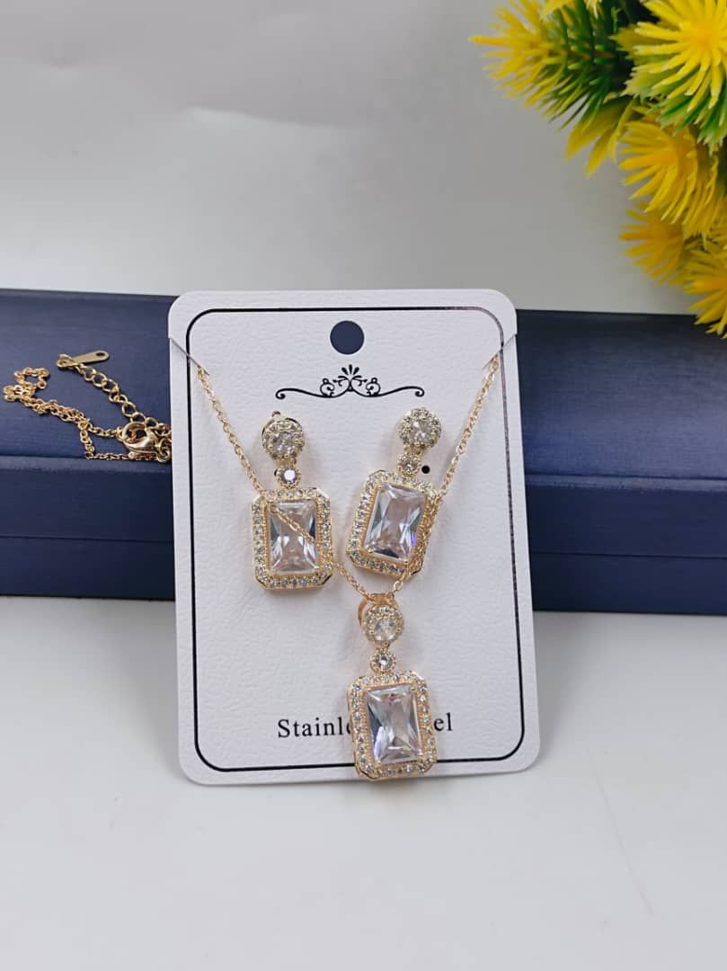 FEMALE ORIGINAL NECK CHAIN WITH PENDANT AND EARING GOLD