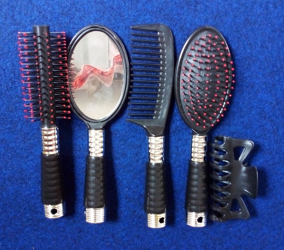 SET OF HAIR STYLING BRUSH/COMB WITH MIRROR AND HAIR HOLDER BLACK