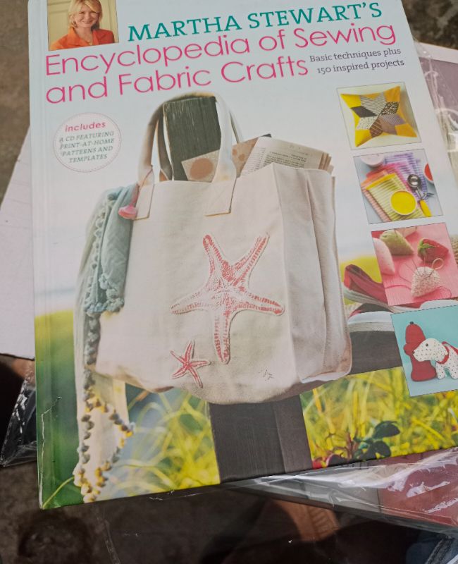Martha Stewart's Encyclopedia Of Sewing And Fabric Crafts