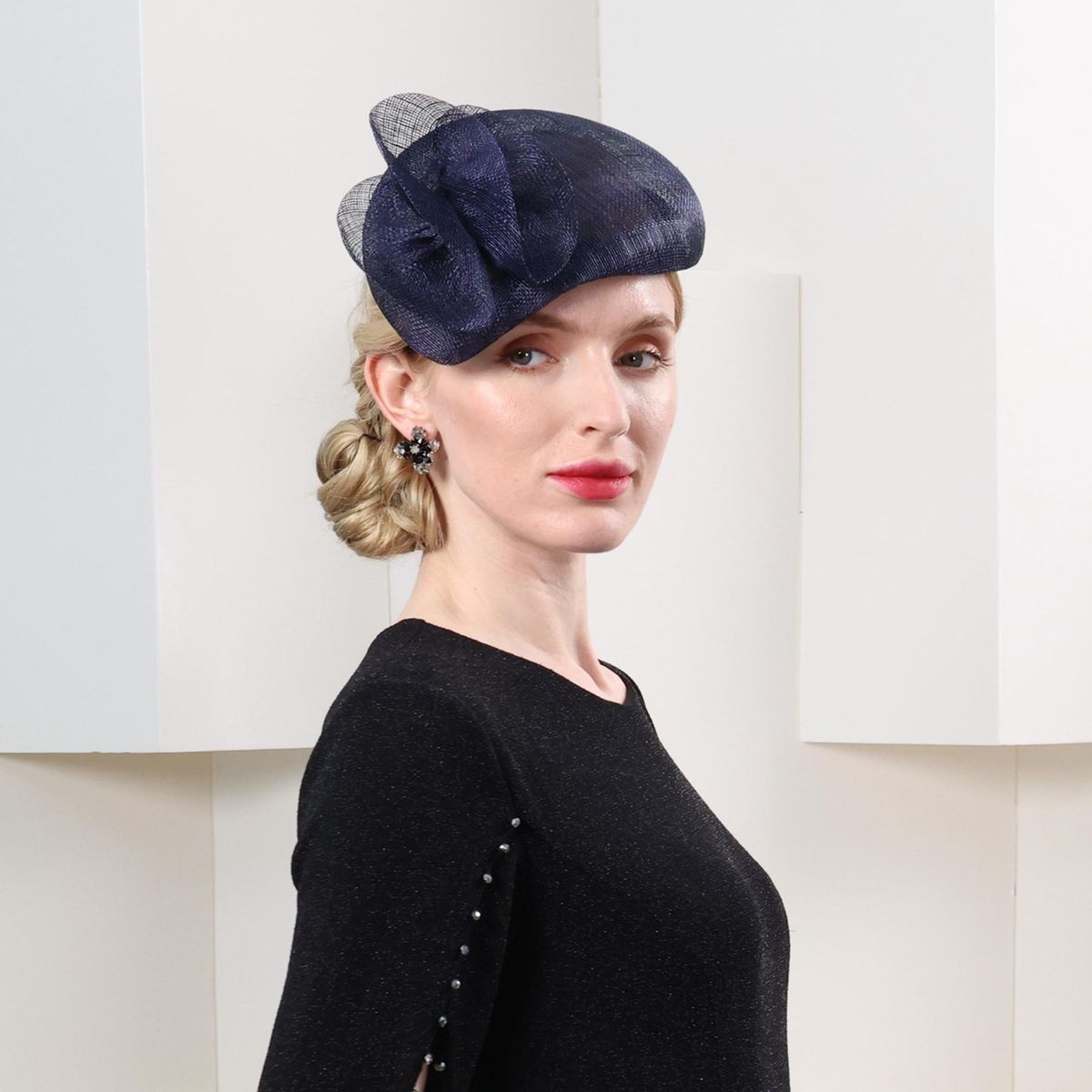 Navy Blue FS 2023 Summer Sinamay Beret Navy Blue Hats Fascinators For Luxury Women With Veil Lady Cap Elegant tail Tea Party Headdress