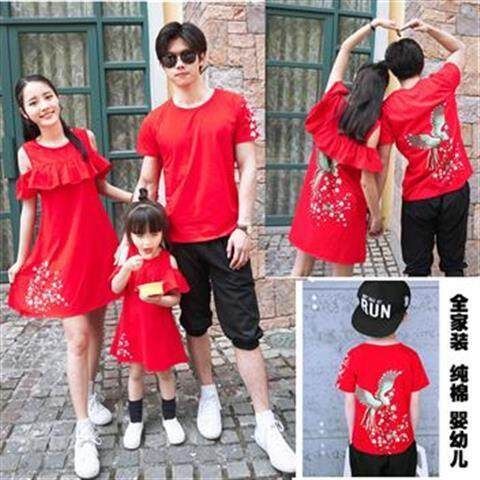 A Family Of Three Parents And Children Wear 2020 New Summ